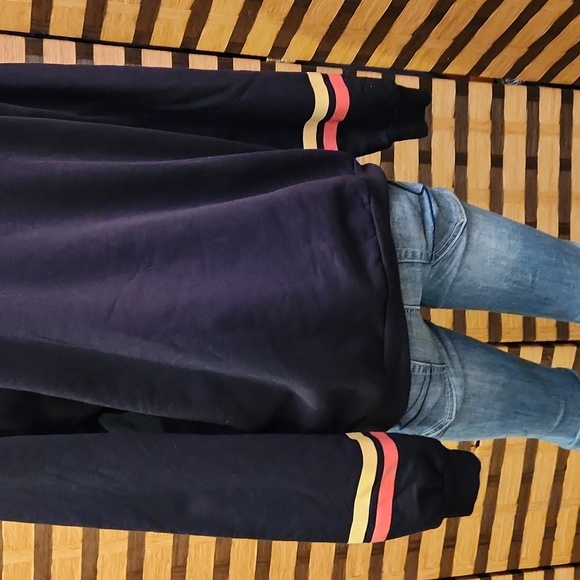 NWT! FRIENDS sweatshirt - Picture 6 of 7